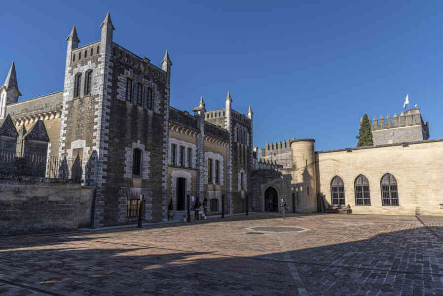 Córdoba - Almodóvar del Rio 11 - castillo de Almodóvar - patio de Armas.jpg